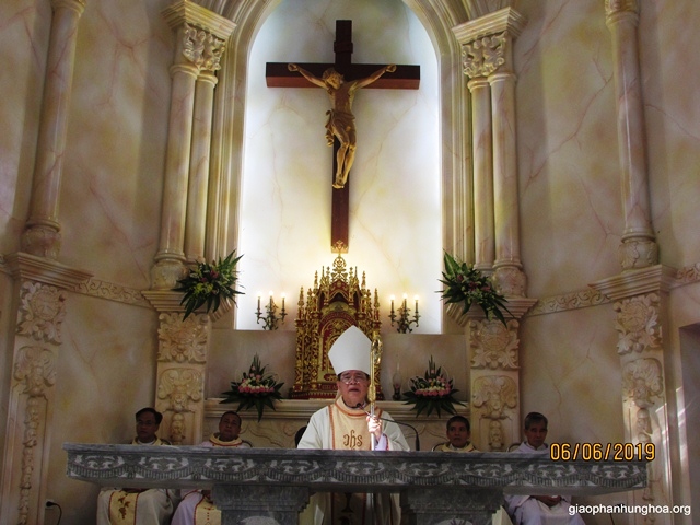 Đức cha Gioan Maria Vũ Tất giảng trong Thánh lễ