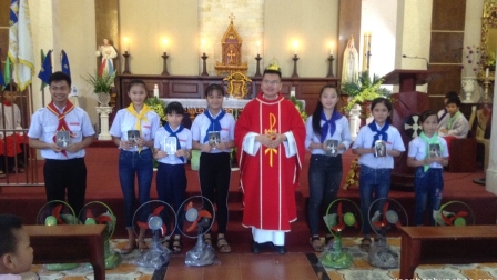 Giáo xứ Thuấn Nội trao phần thưởng cho các thí sinh xuất sắc trong cuộc thi “Rung chuông vàng Giáo lý” dịp hè 2019