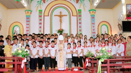 Đức cha Gioan Maria Vũ Tất ban Bí tích Thêm Sức cho 76 em thiếu nhi giáo xứ Mộ Xuân