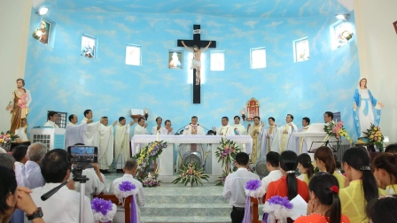 Thánh lễ tạ ơn và làm phép ngôi nhà nguyện giáo họ Đoàn Kết – giáo xứ Tạ Xá