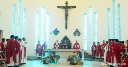 Đức cha Gioan Maria Vũ Tất dâng Thánh lễ mừng hai thánh tông đồ Phêrô và Phaolô tại nhà thờ Chính tòa Sơn Lộc