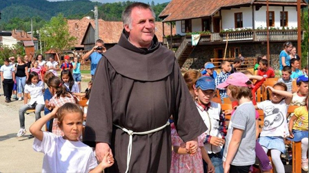 Đời sống chứng tá của cha Csaba Bojte trong việc chăm sóc trẻ bị bỏ rơi ở Transilvania