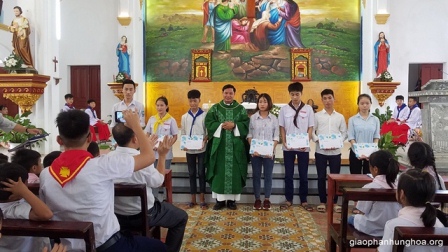 Giáo xứ Thủy Trạm: Tuyên dương các em học sinh có thành tích cao trong năm học 2018 - 2019