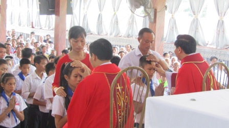 Thánh lễ ban Bí tích Thêm Sức tại giáo xứ Phù Lao