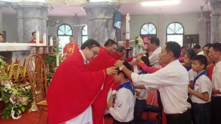 Thánh lễ ban Bí tích Thêm Sức tại giáo xứ Dư Ba