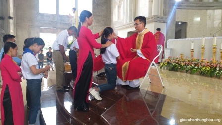 Giáo xứ Mông Sơn: Thánh lễ ban Bí tích Thêm Sức cho 39 em thiếu nhi