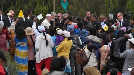 ĐTC cầu nguyện cho người lao động ở Madagascar