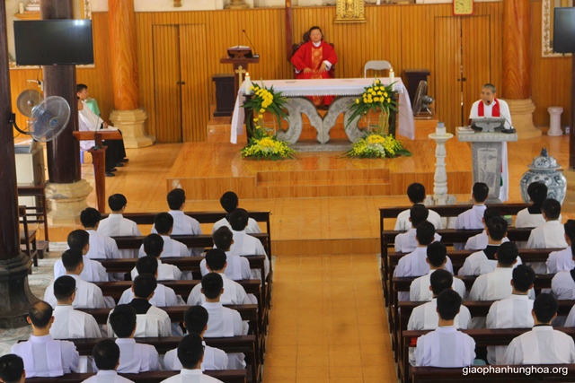 Hiệp dâng Thánh lễ tại nhà thờ giáo xứ Nỗ Lực