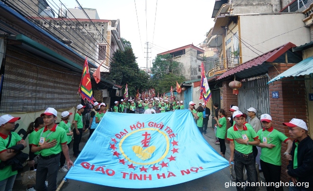 Rước Cờ Đại Hội và Thánh Giá tiến về nhà thờ Chính tòa Sơn Lộc