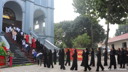 Hội Dòng Mến Thánh Giá Hưng Hóa Chầu Mình Thánh Chúa Thay Mặt Giáo Phận và Hành Hương Năm Thánh