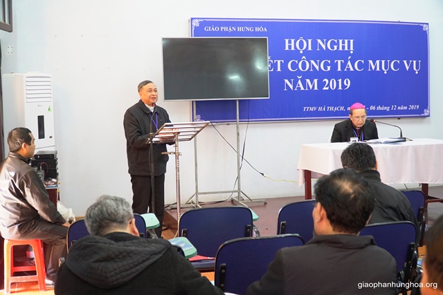 Cha Tổng đại diện Phêrô Phùng Văn Tôn đọc báo cáo tổng kết của Ủy ban Giáo sĩ