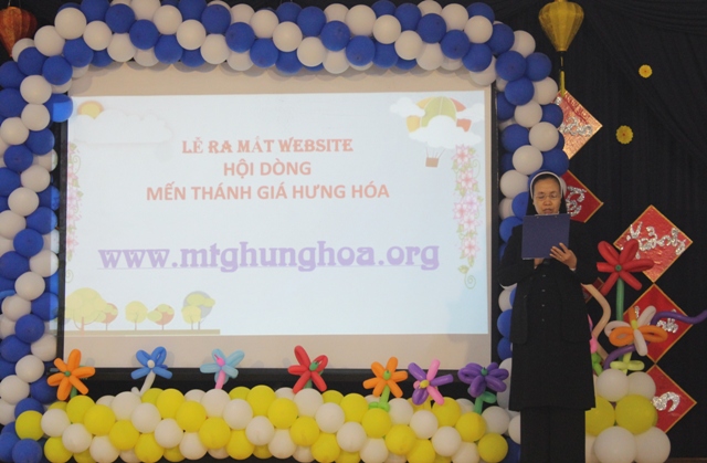 Chị Tổng Phụ trách Maria Mai Thị Hà long trọng tuyên bố lý do của buổi lễ ra mắt trang Web của Hội dòng