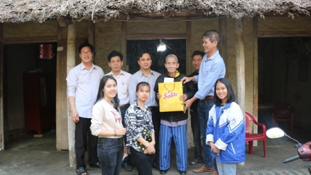 Giới Trẻ giáo xứ Trại Sơn trao tặng quà Tết cho những người có hoàn cảnh khó khăn