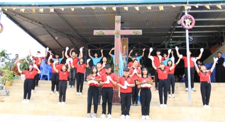 Thánh lễ tạ ơn và nghi thức trao Thánh Giá Đại hội Giới Trẻ tại giáo xứ thành phố Sơn La