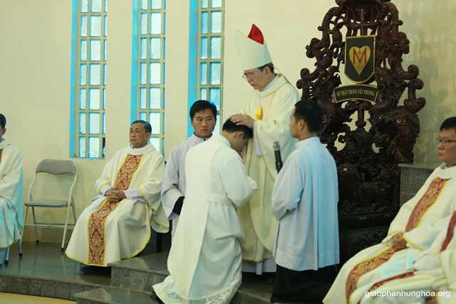Đức Giám mục đặt tay truyền chức cho các tiến chức