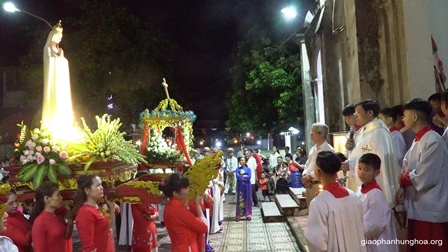 Giáo xứ Phú Nghĩa: Rước kiệu và Dâng hoa kết thúc tháng hoa kính Đức Mẹ