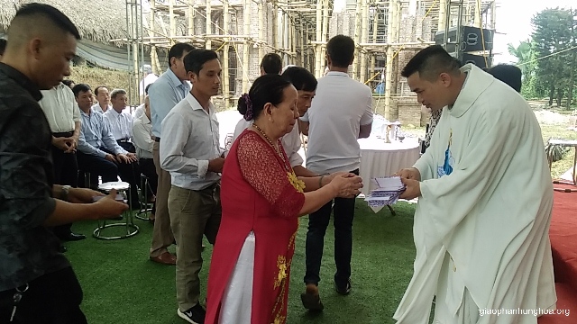 Mọi người cùng đóng góp cho việc xây dựng ngôi nhà thờ mới của giáo họ Đồng Lạc