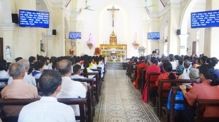 Giáo xứ Phù Lao: chầu Thánh Thể và Thánh lễ kính Thánh Tâm Chúa Giêsu