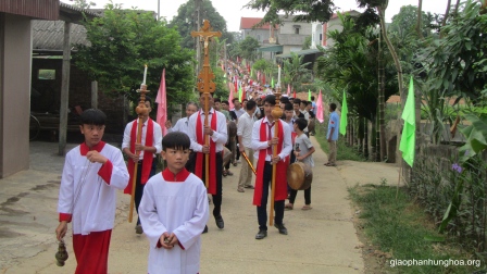 Giáo xứ Lạc Hồng mừng lễ Thánh Tâm Chúa Giêsu và cung nghinh Thánh Thể