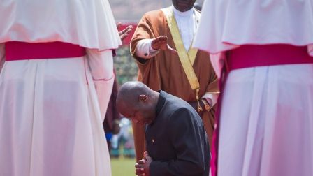 Tân tổng thống của Burundi quỳ cầu nguyện trước khi tuyên thệ nhậm chức (AFP or licensors)