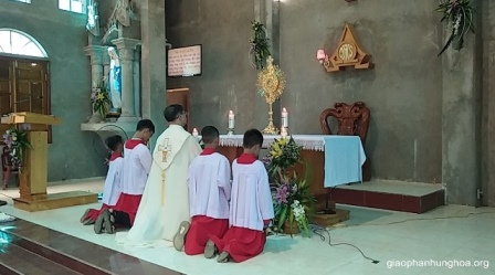 Giáo họ Nậm Búng chầu Thánh Thể thay mặt Giáo phận trong ngôi nhà thờ mới