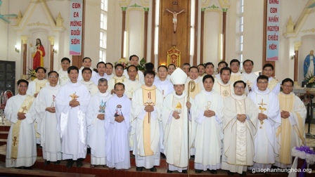 Thánh lễ nhậm xứ của cha Phaolô Nguyễn Quốc Anh tại giáo xứ Tạ Xá