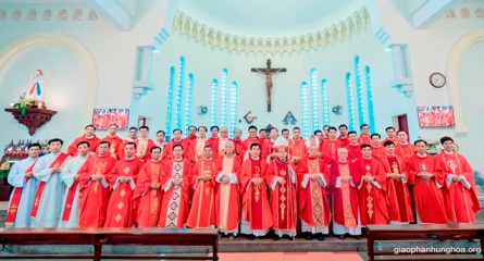 Thánh lễ nhậm chức Tổng đại diện và quản xứ Nhà thờ Chính tòa Sơn Lộc của cha Đaminh Hoàng Minh Tiến