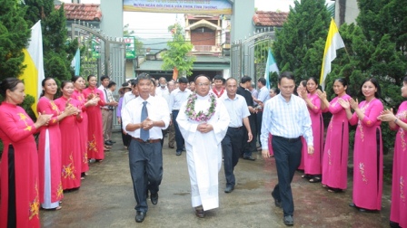 Nghi thức nhậm chức của cha tân quản xứ Giuse Nguyễn Hữu Tứ tại giáo xứ Tân Quang