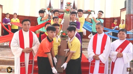 Giới trẻ liên giáo xứ Thủy Trạm, Phù Lao, Thanh Lâm, và Xuân Dương đón Thánh Giá Đại hội Giới trẻ Giáo tỉnh Hà Nội