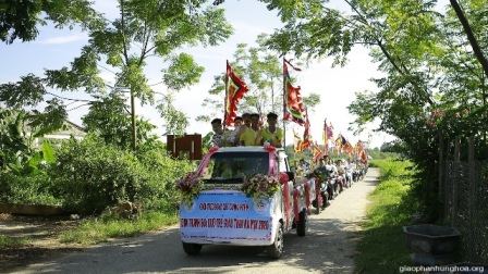 Giới trẻ giáo xứ Lũng Hiền đón Thánh Giá Đại hội Giới trẻ Giáo tỉnh Hà Nội