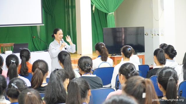 Chị Tổng phụ trách Maria Mai Thị Hà giúp các em về đời sống cầu nguyện 