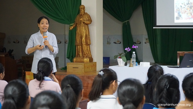 Chị đặc trách Thanh Tuyển Maria Nguyễn Thị Nhung giúp các em về đời sống nhân bản