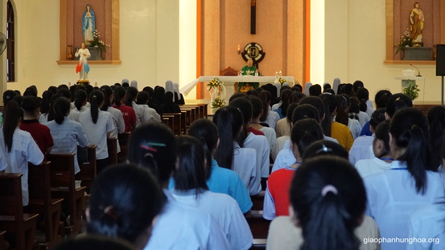 Các em tham dự Thánh lễ