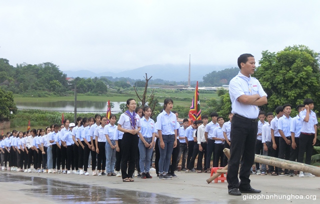 cha Tuyên úy, quý trưởng và các sa mạc sinh cùng xin ơn Chúa để bước vào sa mạc