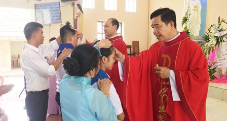 Thánh lễ ban Bí tích Thêm Sức cho 57 em thiếu nhi tại giáo xứ Lục Yên