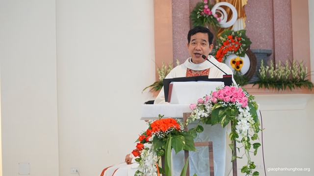 Cha Tổng đại diện Đaminh Hoàng Minh Tiến giảng trong Thánh lễ
