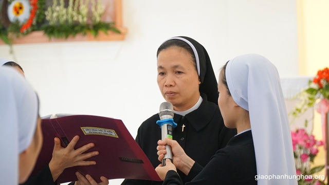 Chị Tổng Phụ Trách Maria Mai Thị Hà thẩm vấn và xác nhận nguyện ước của các em Tiền Tập sinh muốn gia nhập Tập Viện
