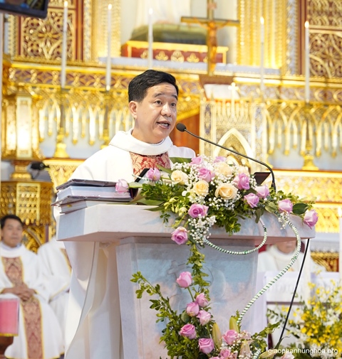 Cha Tổng đại diện Đaminh Hoàng Minh Tiến giảng lễ