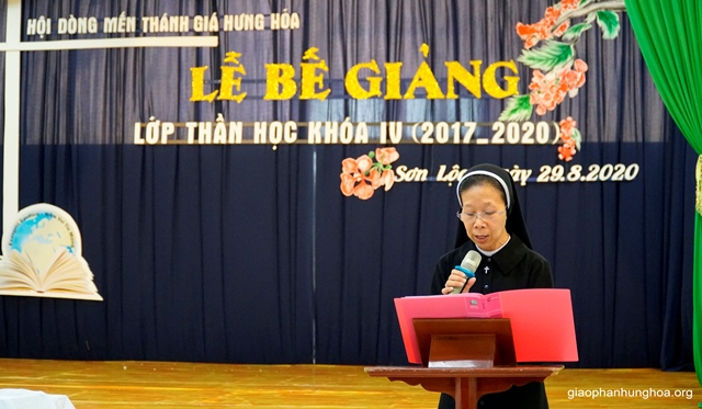 Dì Maria Nguyễn Thị Mến đọc báo cáo tổng kết