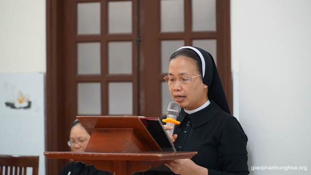 Dì Tổng Phụ trách Maria Mai Thị Hà có lời tri ân Đức cha và quý giảng viên