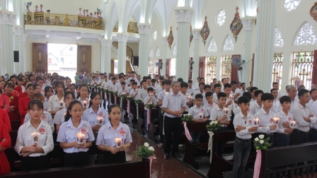 Thánh lễ ban Bí tích Thêm Sức cho 79 em tại giáo xứ Quần Hào