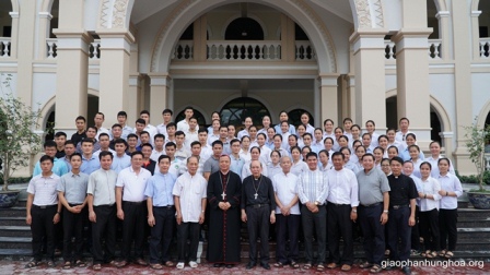 Giáo phận Hưng Hóa hân hoan chào đón Đức cha Phêrô Nguyễn Văn Viên lần đầu tiên đặt chân tới giáo phận