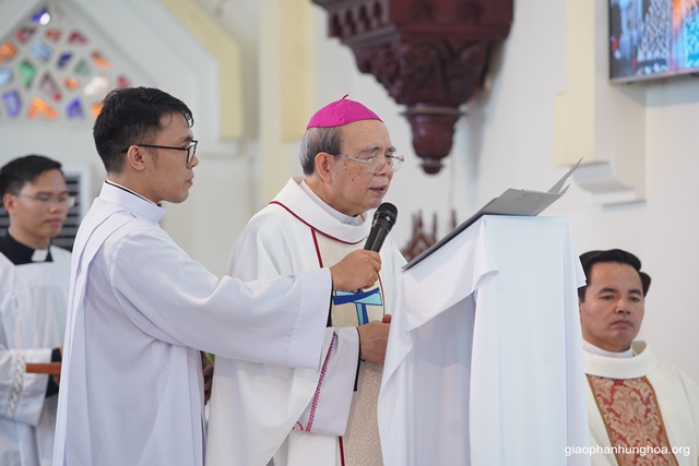 Đức cha Gioan Maria Vũ Tất dâng lời tạ ơn Thiên Chúa, tri ân quý đấng bậc và cám ơn cộng đoàn