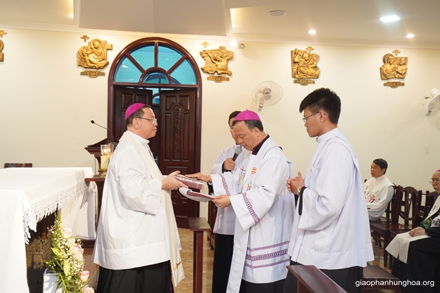 Đức cha Phê rô Nguyễn Văn Viên tuyên xưng đức tin và tuyên thệ trung thành với giáo huấn của Giáo hội