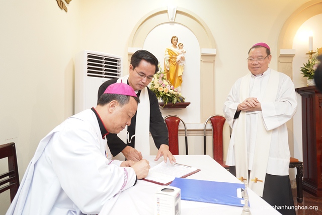 Đức cha Phêrô Nguyễn Văn Viên ấn ký vào bản tuyên xưng đức tin và tuyên thệ