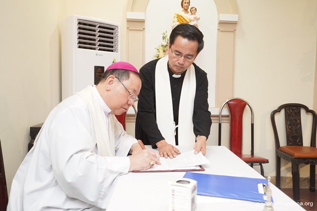 Đức Tổng Giám mục Giuse Vũ Văn Thiên ký xác nhận