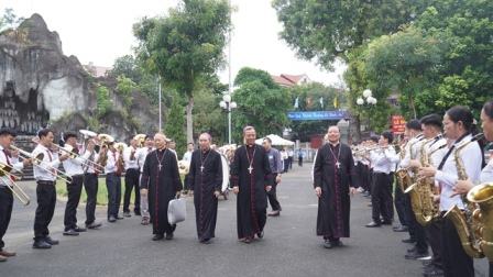 Một số hình ảnh trong ngày lễ tạ ơn kết thúc sứ vụ của Đức cha Gioan Maria và khởi đầu sứ vụ của Đức cha Phêrô