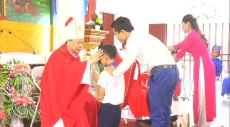 Đức cha Phêrô Nguyễn Văn Viên ban Bí tích Thêm Sức tại giáo xứ Thủy Trạm