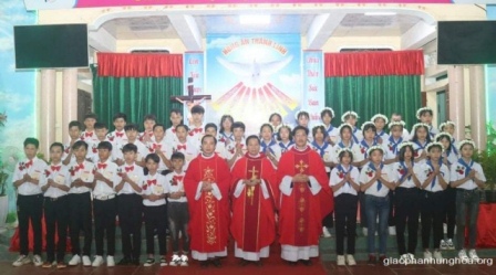 40 em thiếu nhi giáo xứ Trại Sơn lãnh nhận Bí tích Thêm Sức