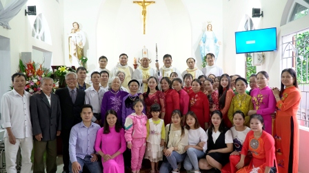 Đức cha Phêrô Nguyễn Văn Viên cử hành Thánh lễ tạ ơn và làm phép ngôi nhà nguyện mới tại giáo họ Vồi